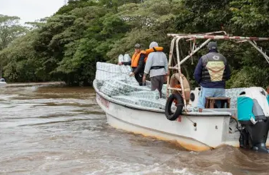 Aumentan las familias evacuadas en San Antonio Apipé: "Estamos con el agua al cuello"